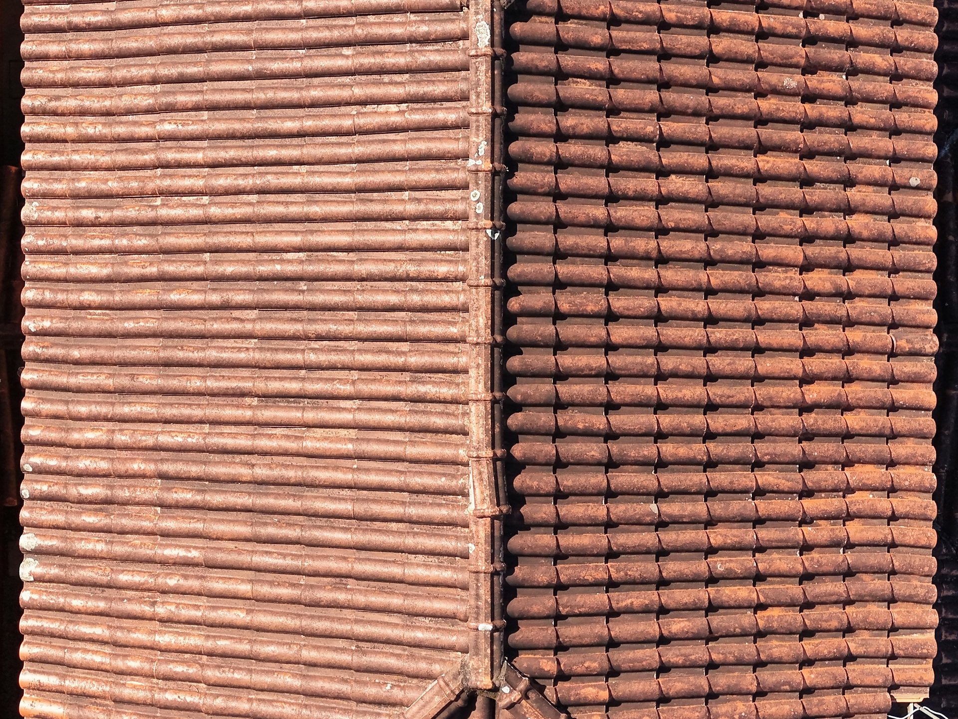 Detalhe de telhas registrado por drone