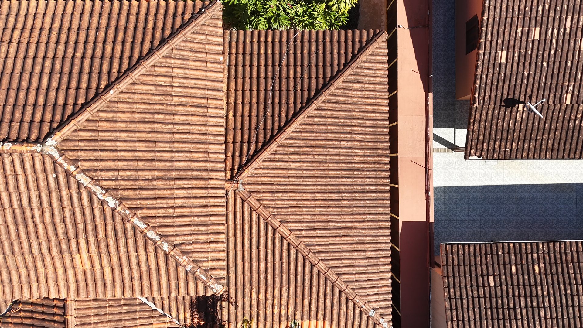 Telhado residencial fotografado de cima por drone