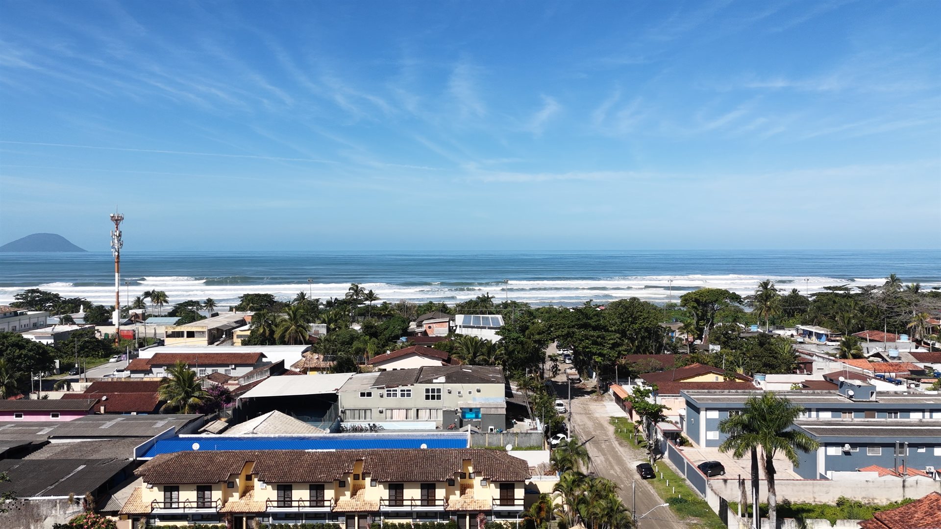 Vista aérea da praia e bairro costeiro
