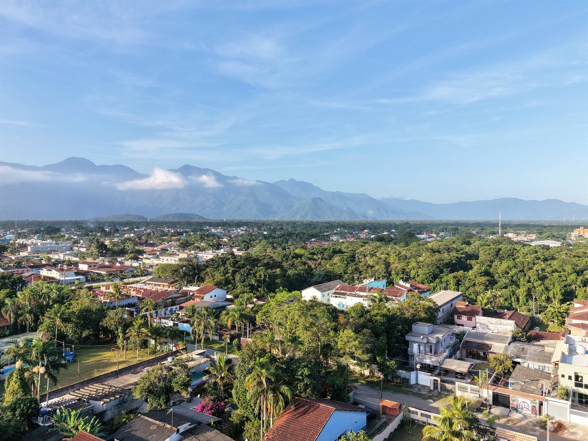 Vista aérea urbana com serra ao fundo